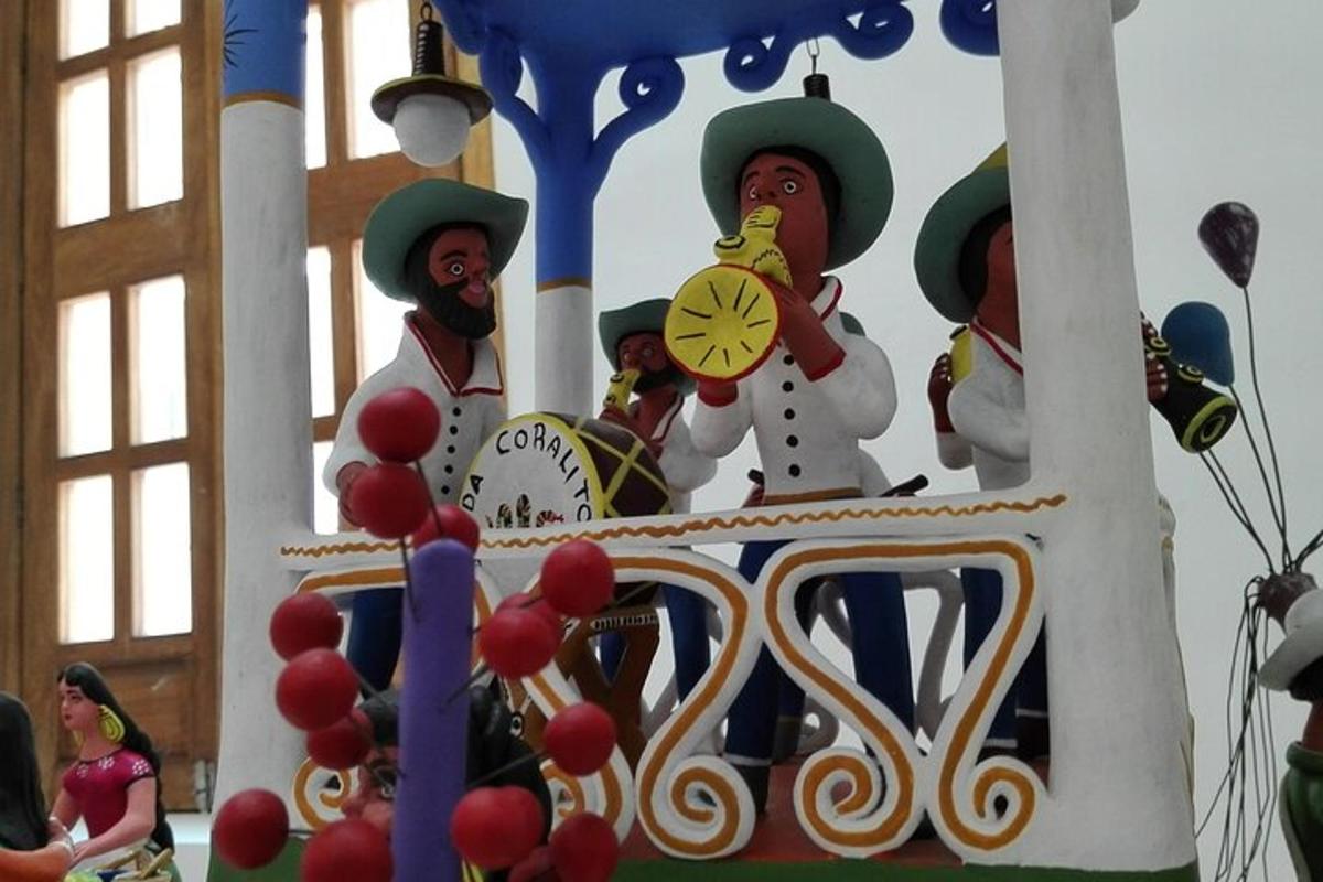 una mostra di figurine di persone in una torta