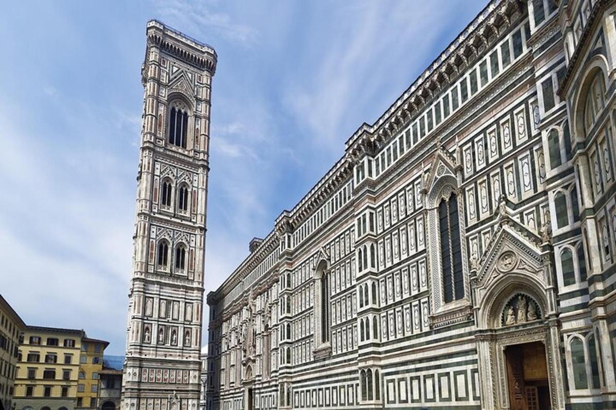un grande edificio con una torre dell'orologio accanto