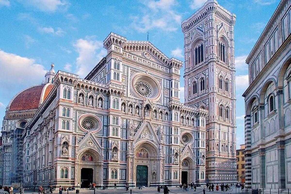 un grande edificio con due torri su una strada cittadina