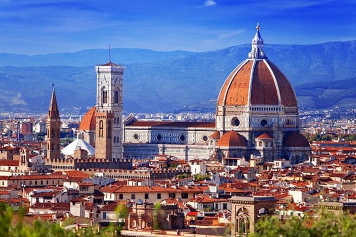 una vista di una città con una cattedrale e degli edifici