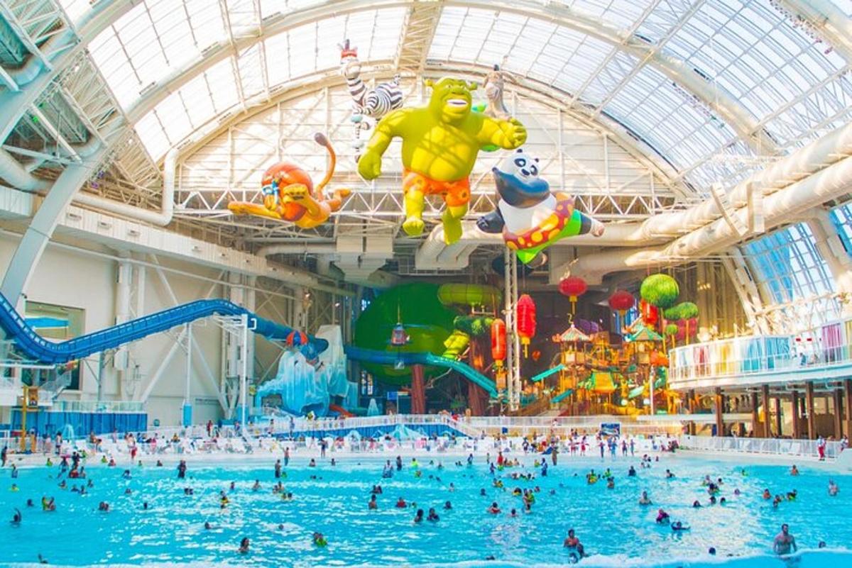 velký aquapark s lidmi v bazénu