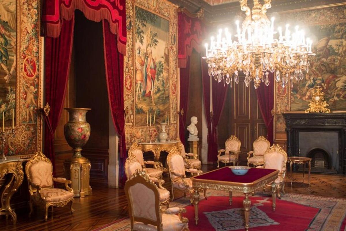 un living cu un candelabru, o masă și scaune