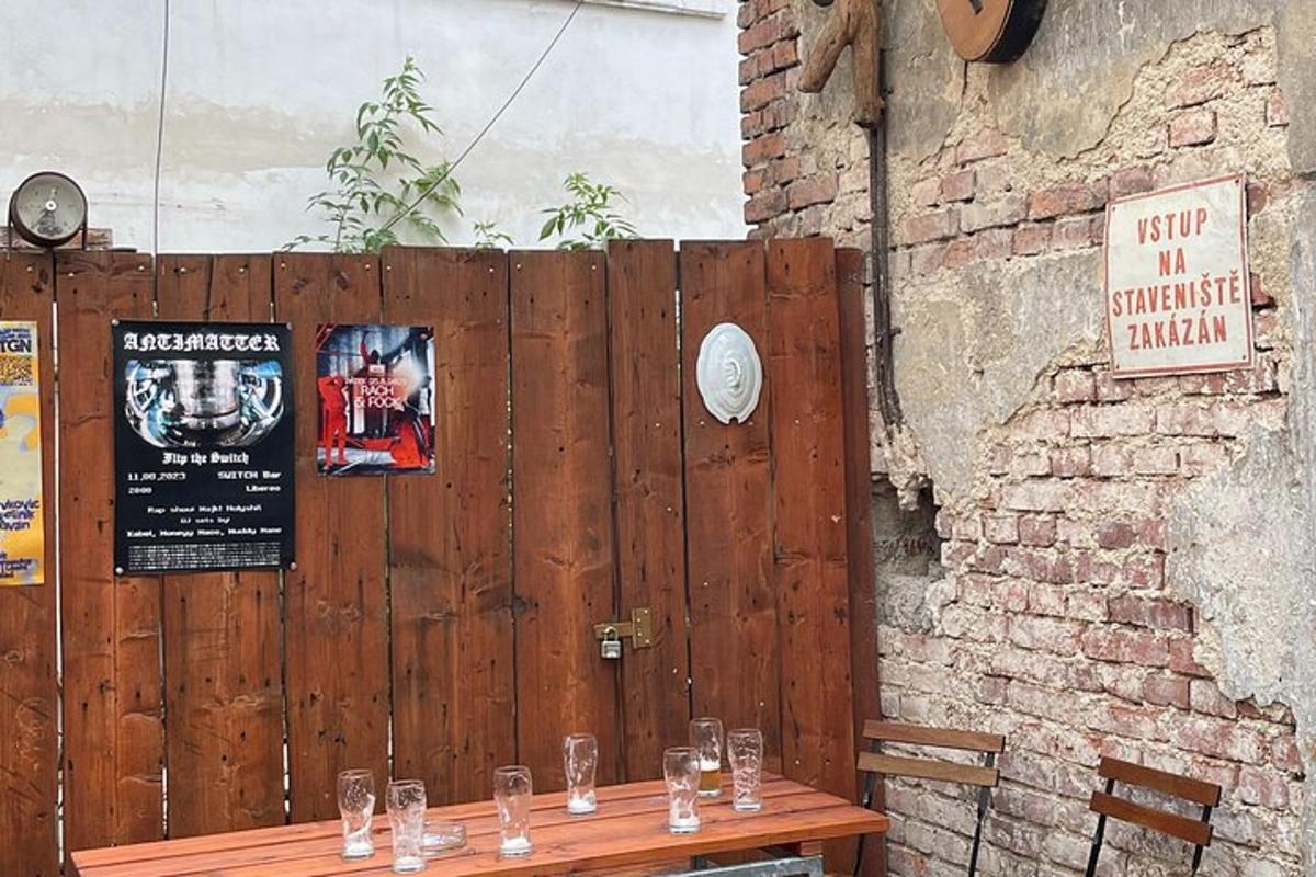 ένα ξύλινο τραπέζι με ποτήρια δίπλα σε έναν τοίχο