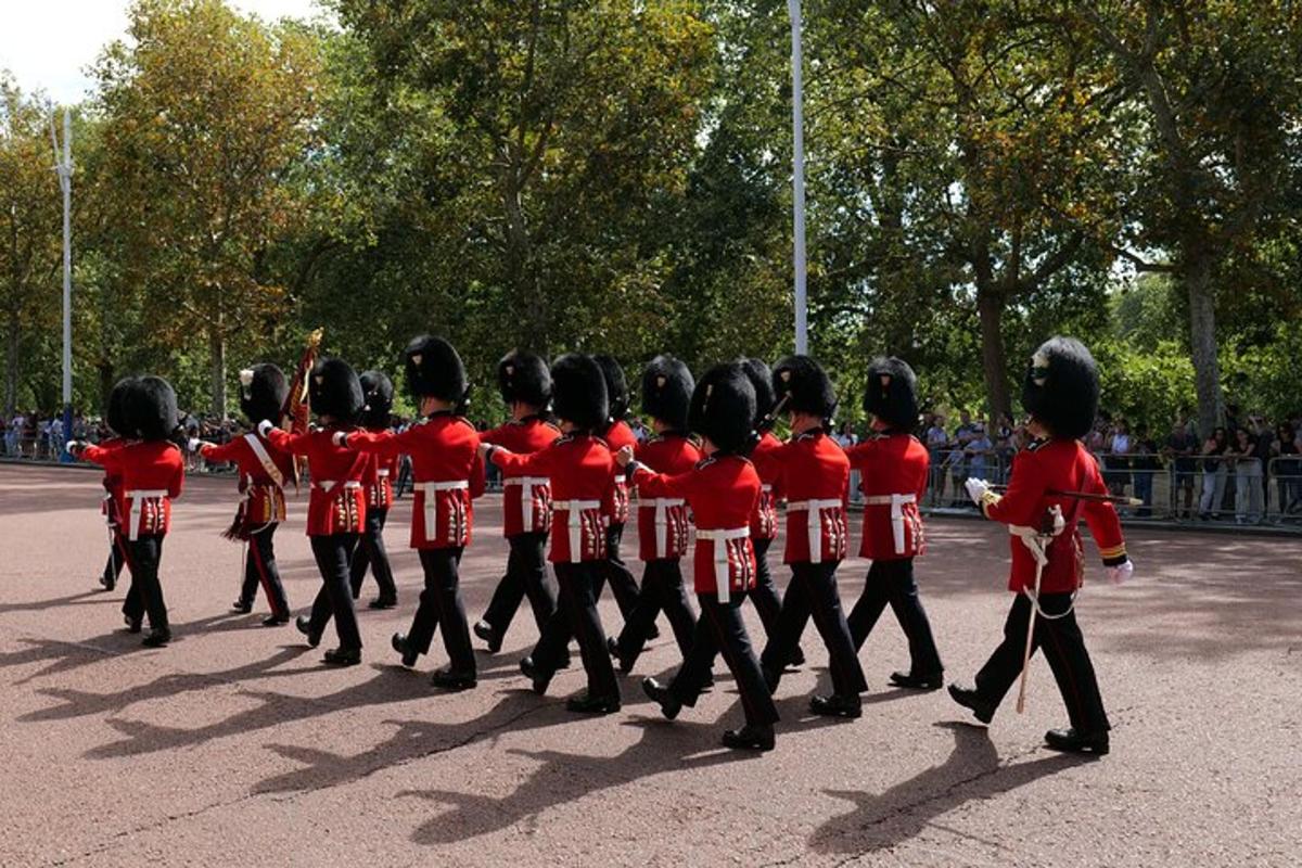 um grupo de pessoas uniformizadas marchando em um desfile