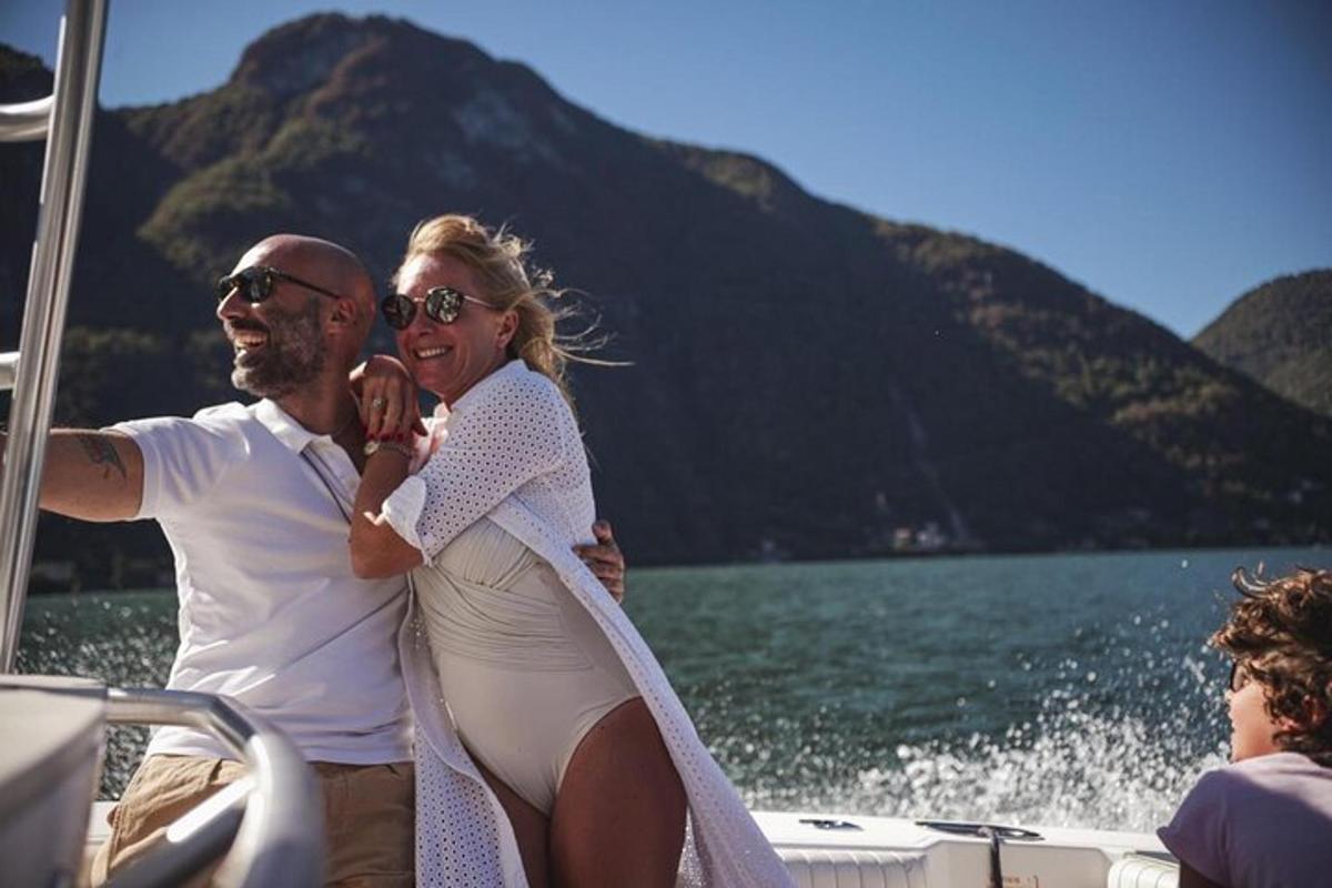 un uomo e una donna su una barca sull'acqua