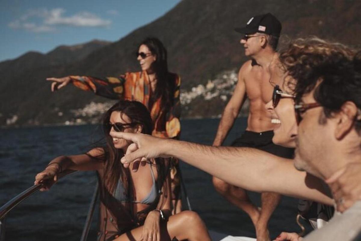 eine Gruppe von Menschen auf einem Boot im Wasser