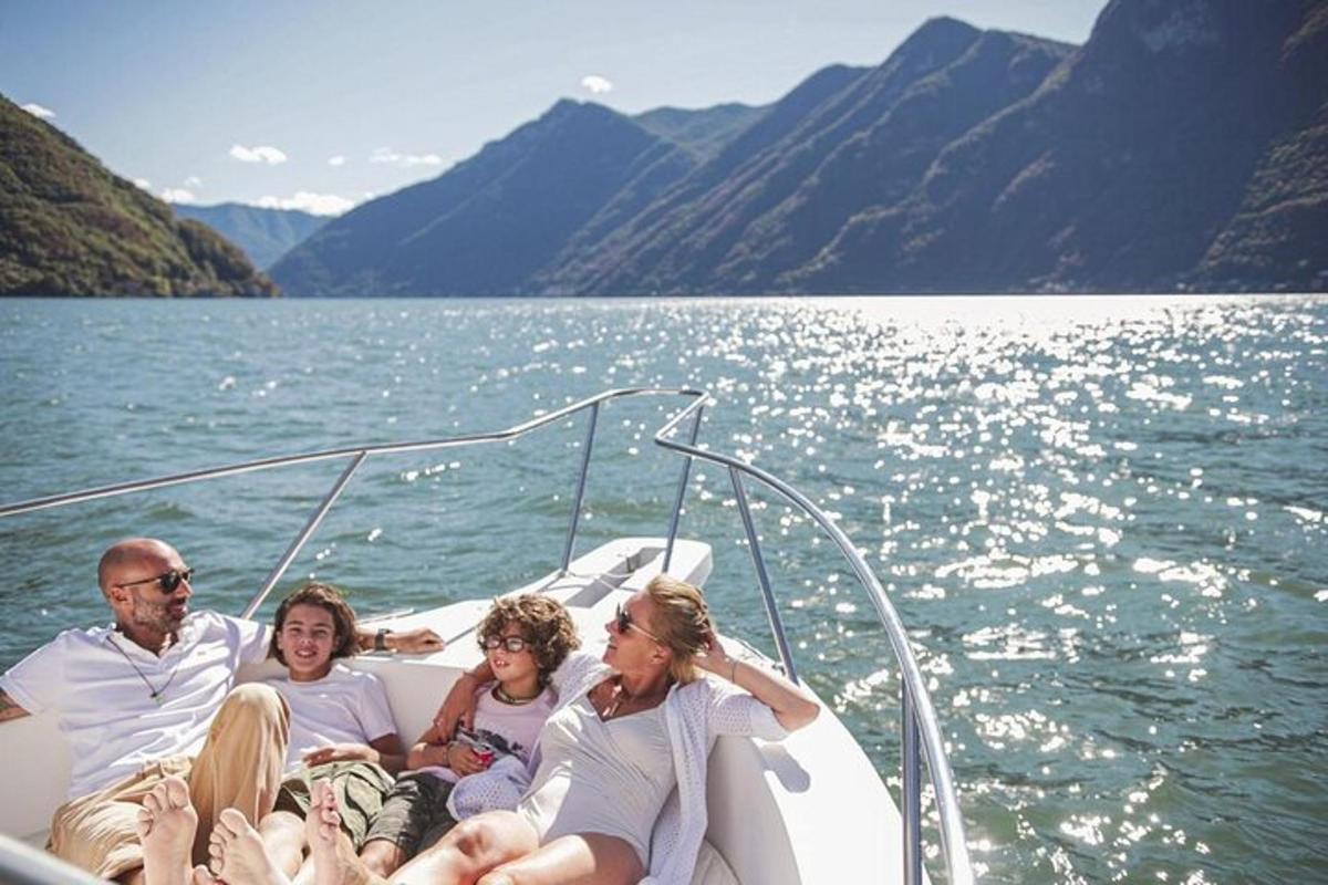 Un grupo de personas sentadas en un barco en el agua.