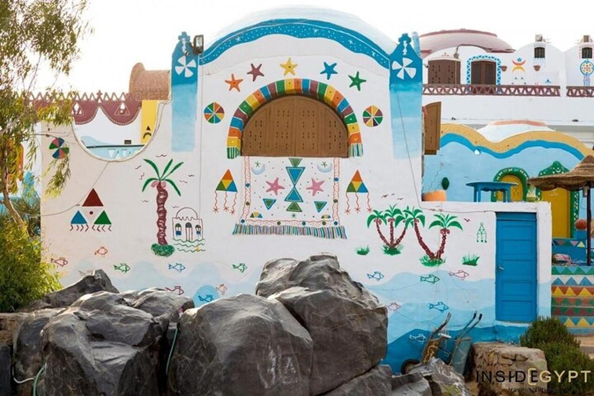mural di sisi bangunan dengan pelangi