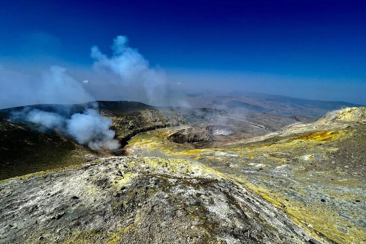 Una vista aérea de una montaña con humo.
