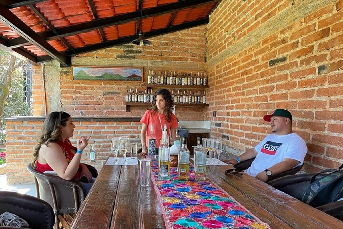 un grup de persones assegudes al voltant d'una taula de fusta