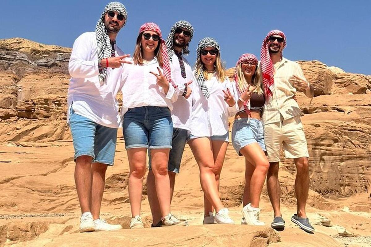 egy csoport ember áll egy sziklán