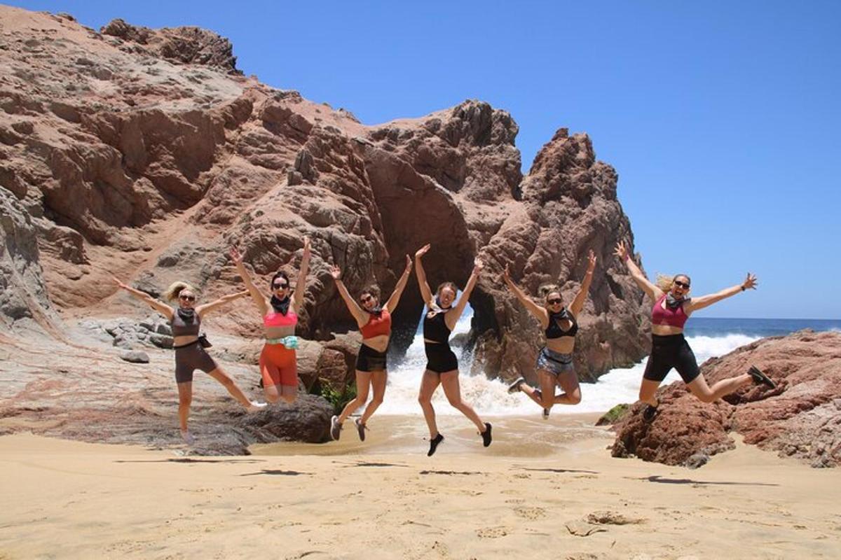 un grup de persones saltant a la platja