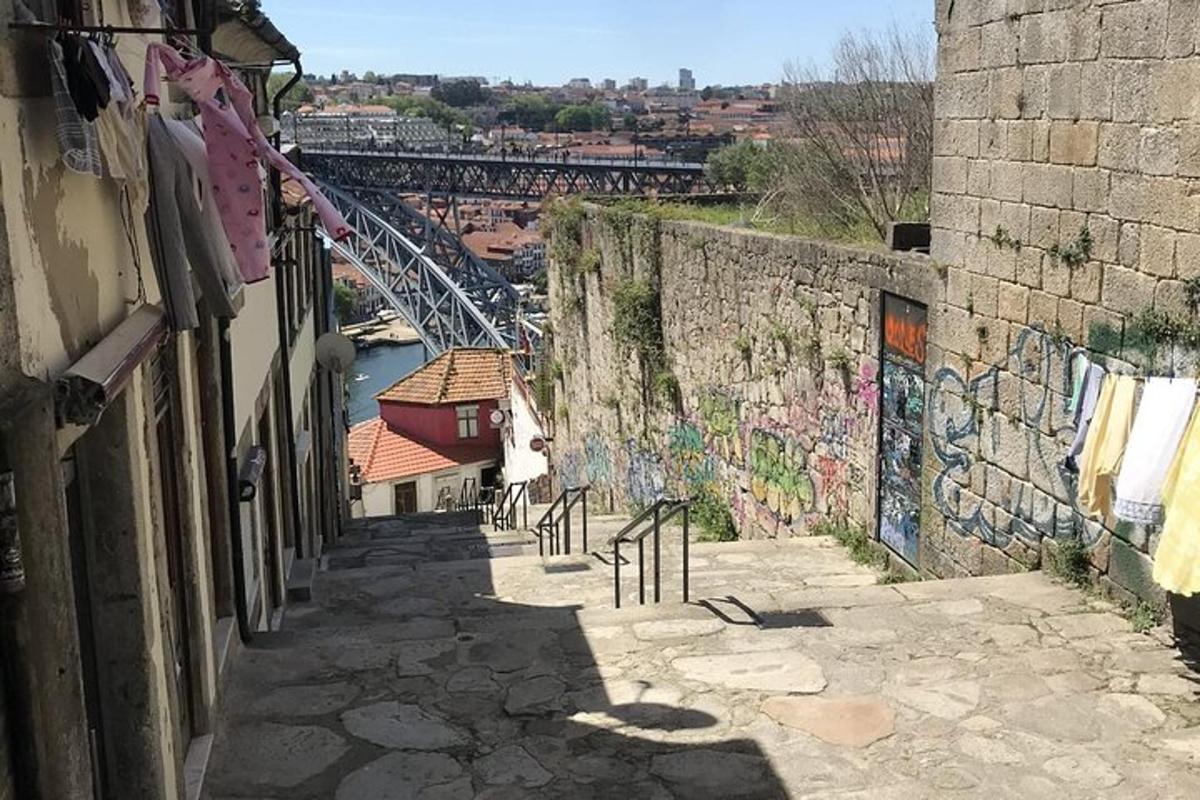 egy sikátor, amelynek falán graffiti van