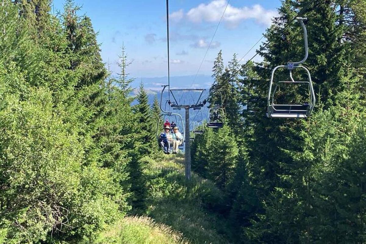 skupina lidí jedoucí na lyžařském vleku
