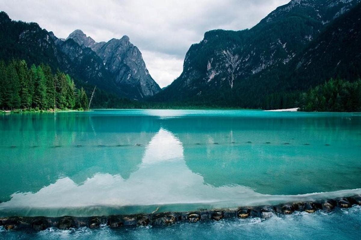 un gran llac blau amb muntanyes al fons