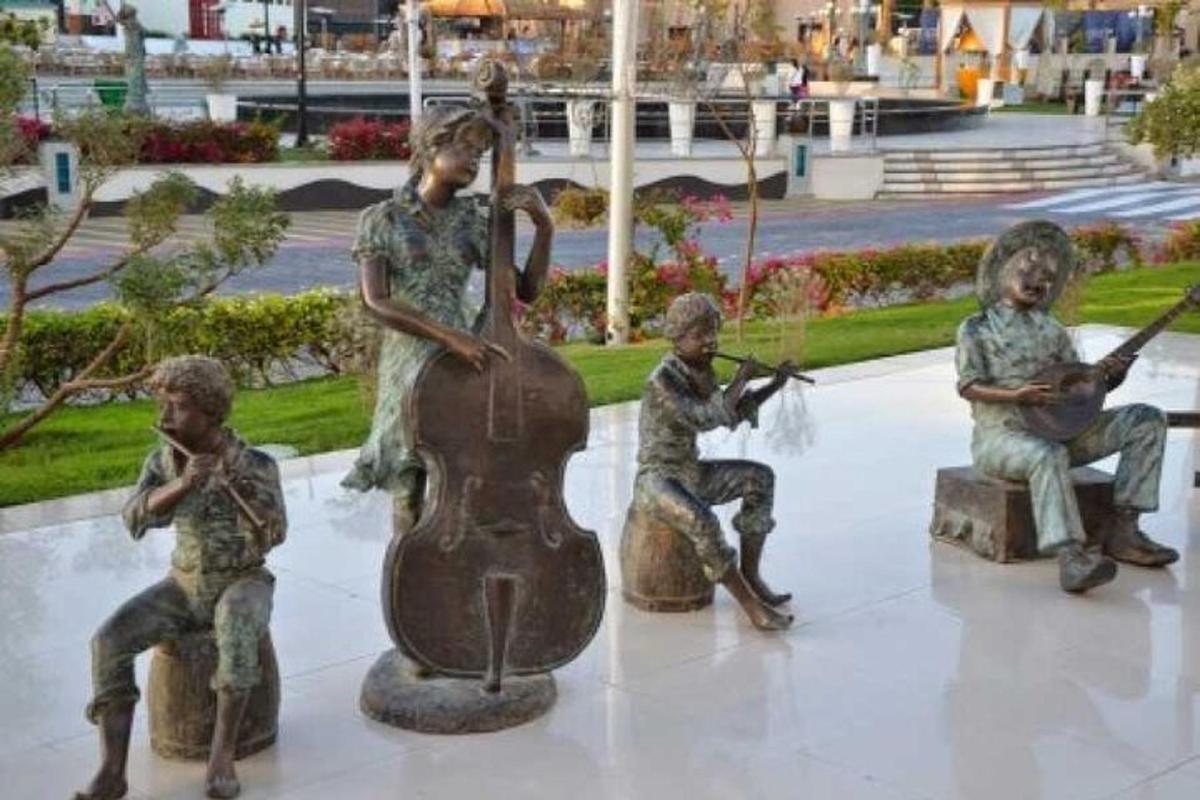 socha skupiny ľudí hrajúcich na gitare