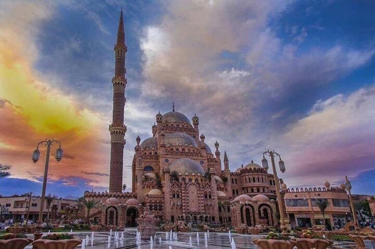 veľká budova s veľkou mešitou s minaretom