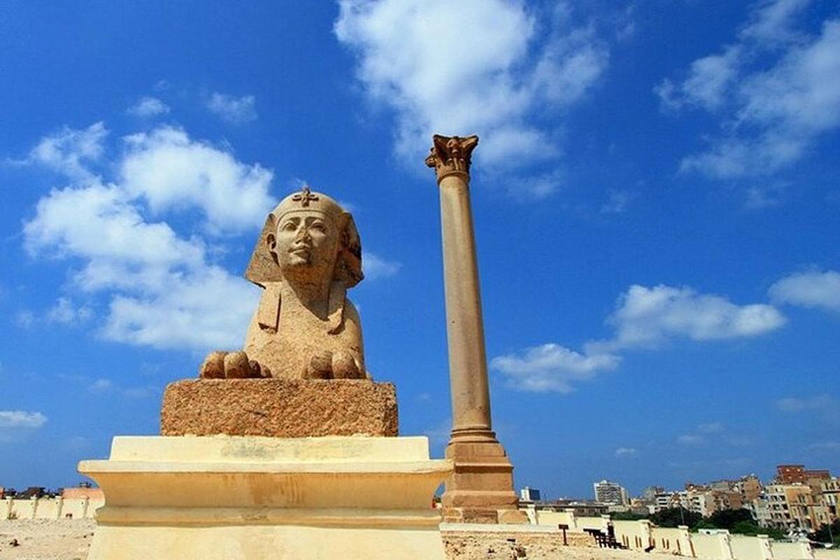 una statua con una colonna accanto a un monumento