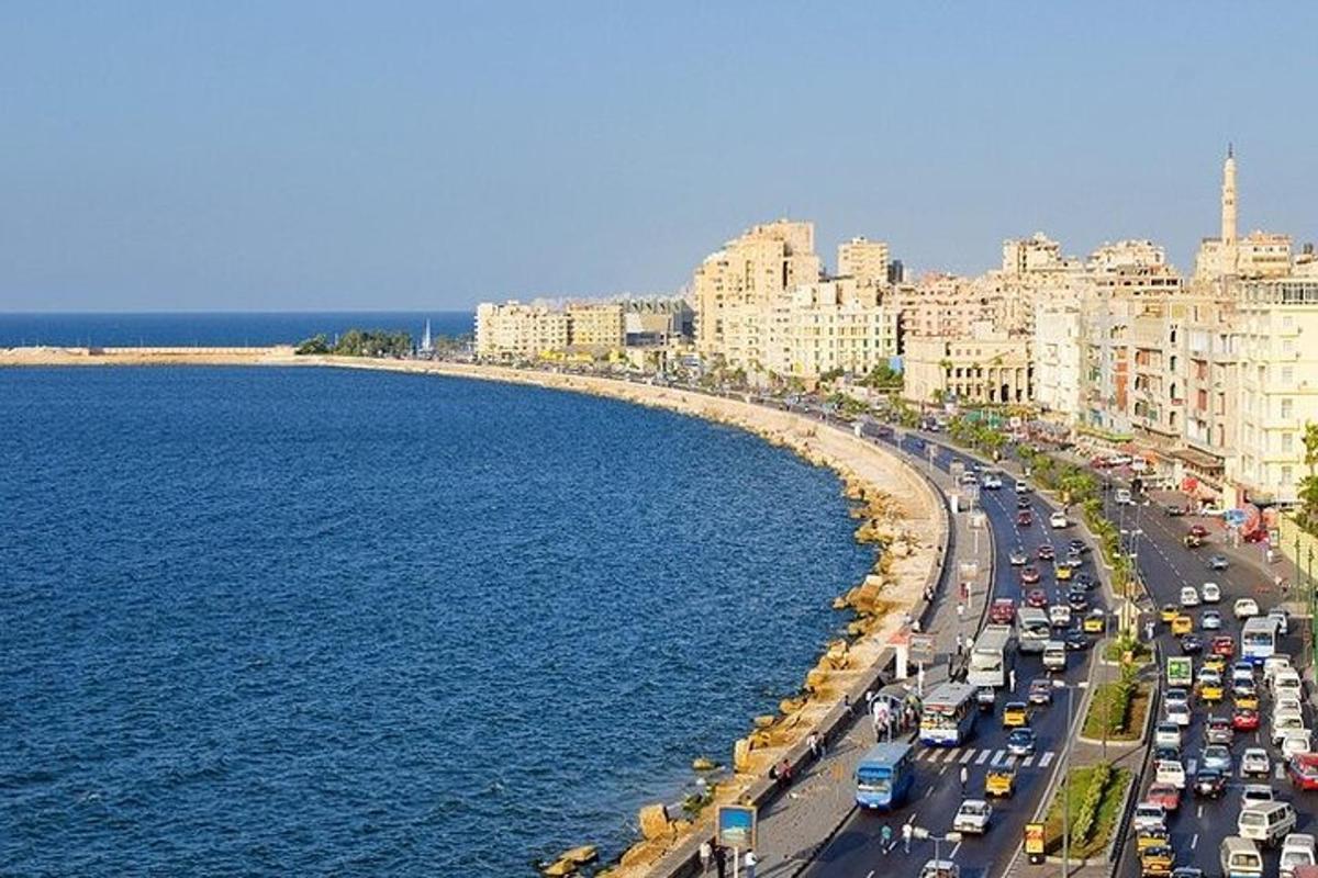 una strada cittadina trafficata con traffico ed edifici vicino all'acqua