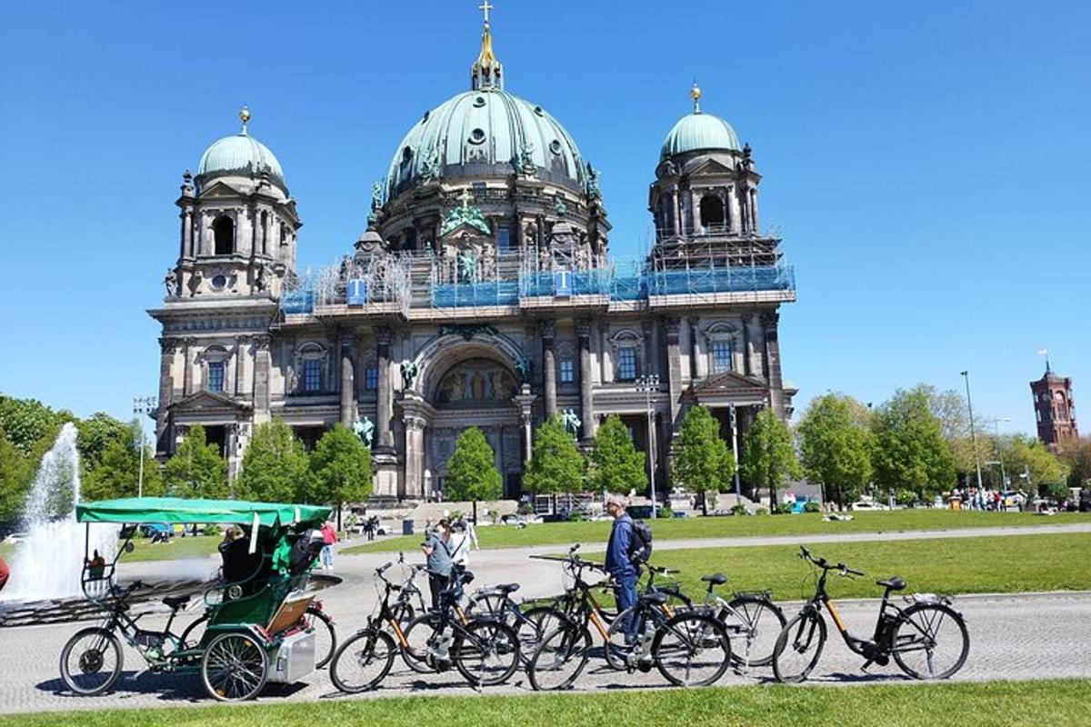 um grupo de bicicletas estacionadas em frente a um prédio