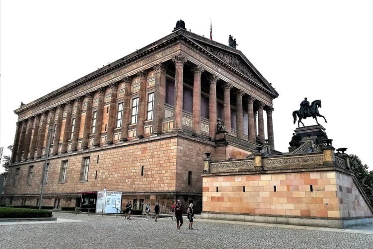 um grande edifício com uma estátua na frente