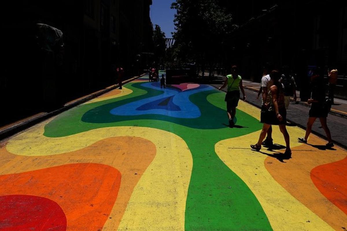 un grupo de personas caminando por una acera pintada