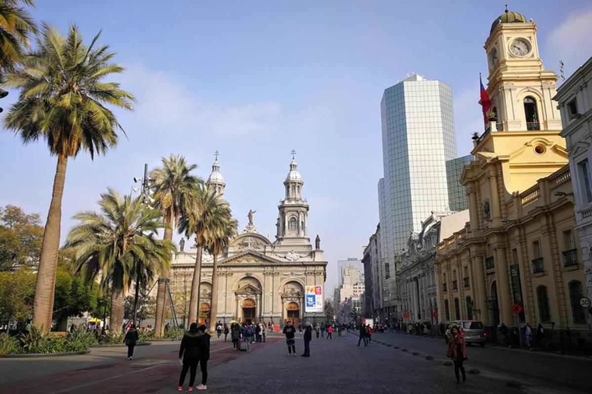 Una calle de la ciudad con gente caminando frente a un edificio.
