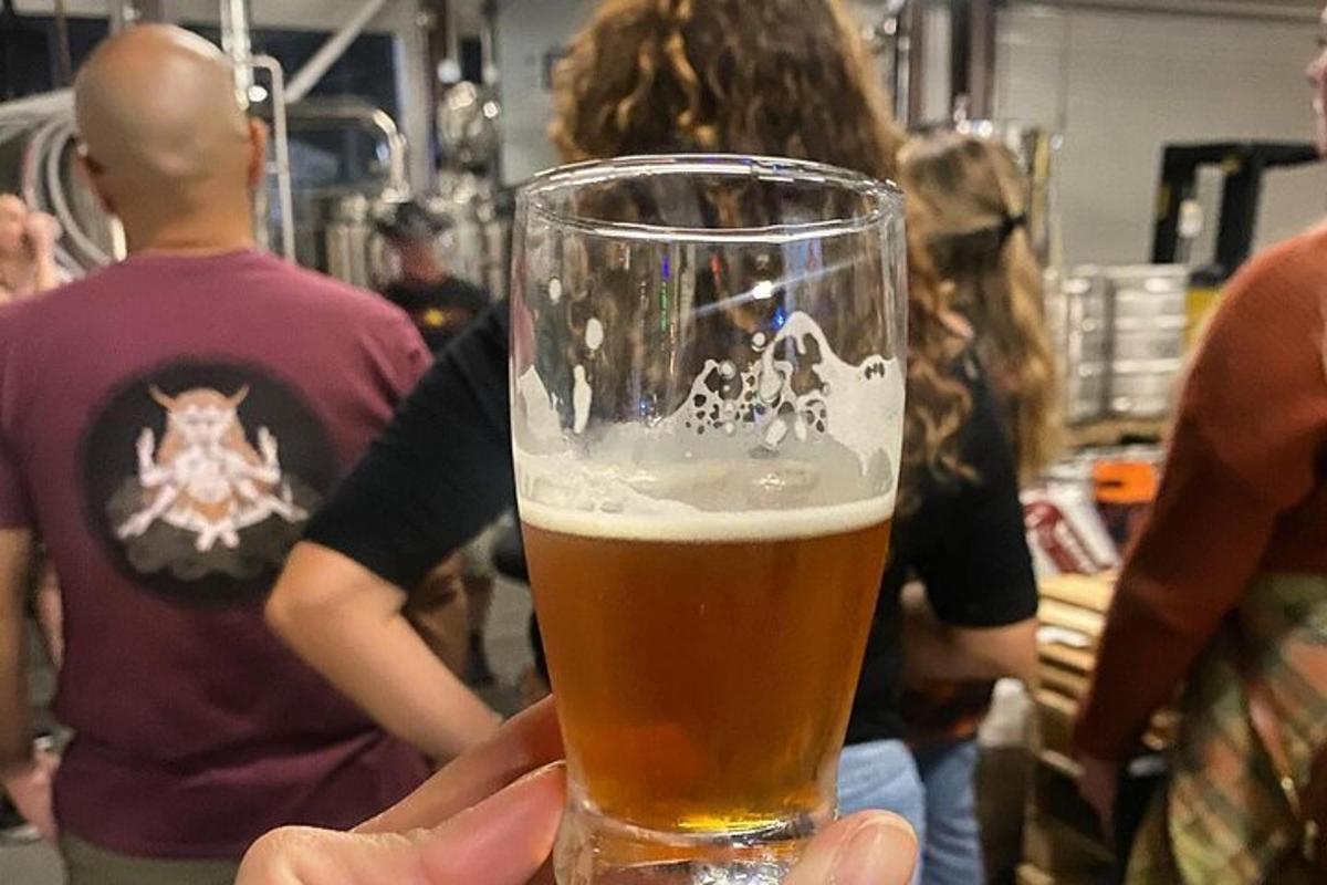 una persona sosté un got de cervesa