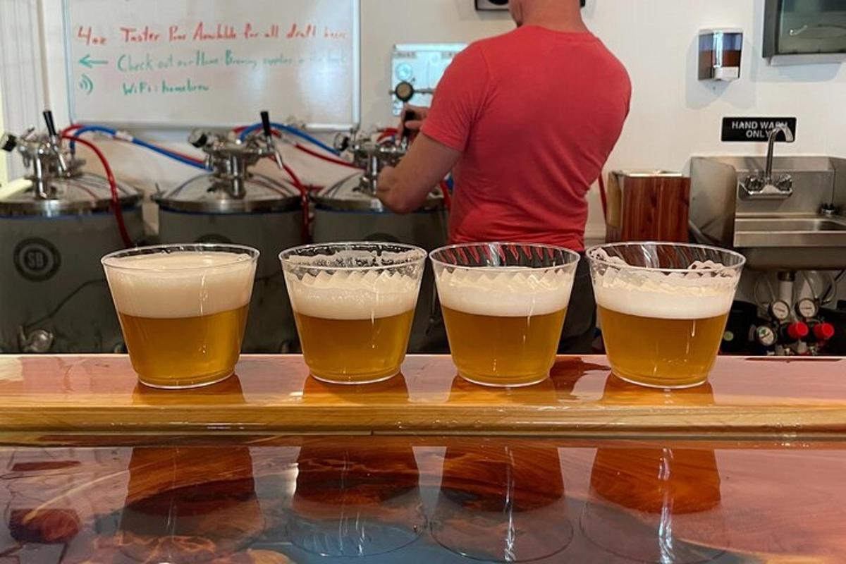 quatre gots de cervesa asseguts en una barra