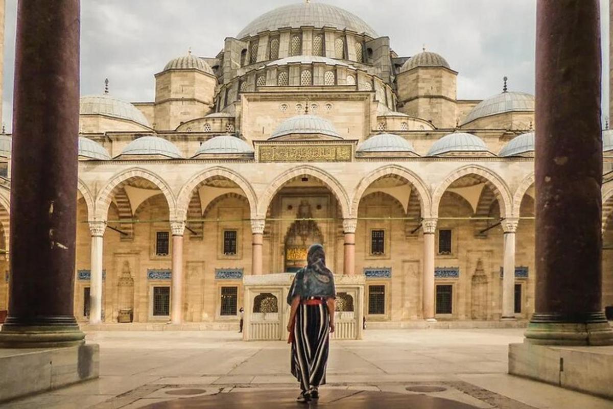 una dona dempeus davant d'un gran edifici