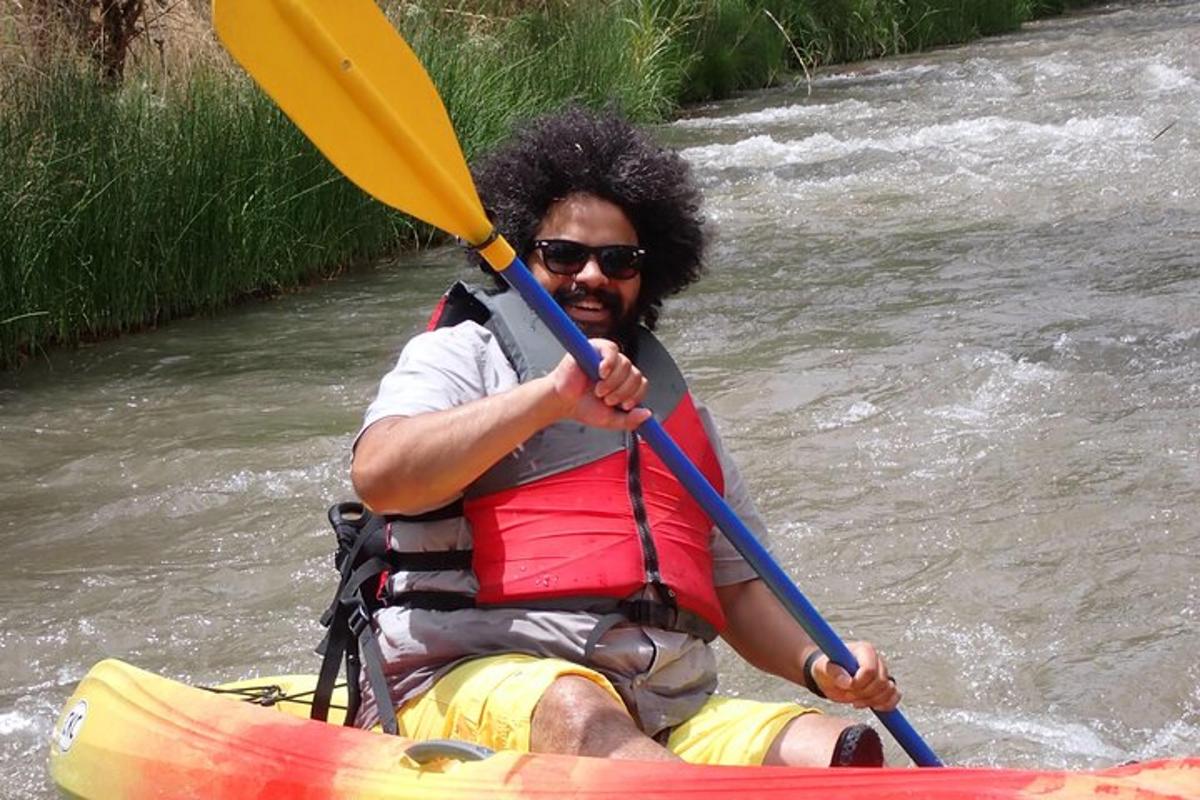 un hombre en un kayak en un río