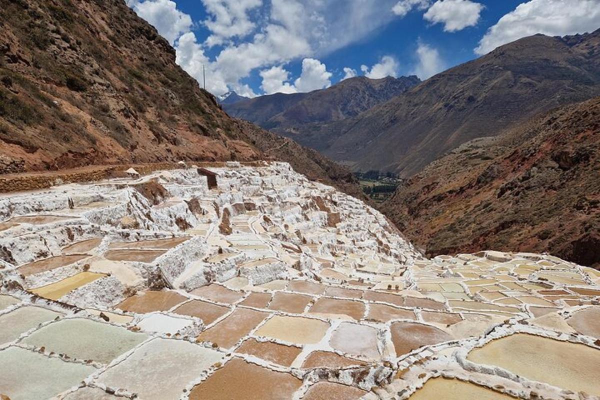 ruinas antiguas en las montañas con montañas al fondo