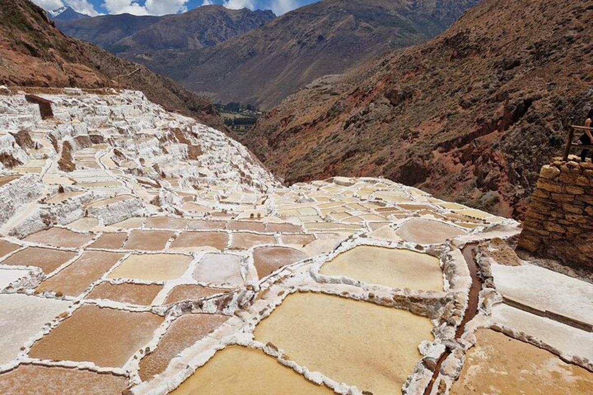 Una vista aérea de un jardín de rocas en las montañas.
