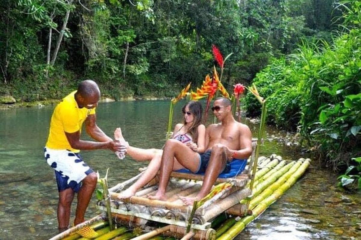 sekelompok orang yang duduk di atas rakit di air