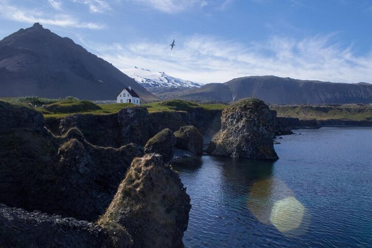 una casa sulla riva di uno specchio d'acqua