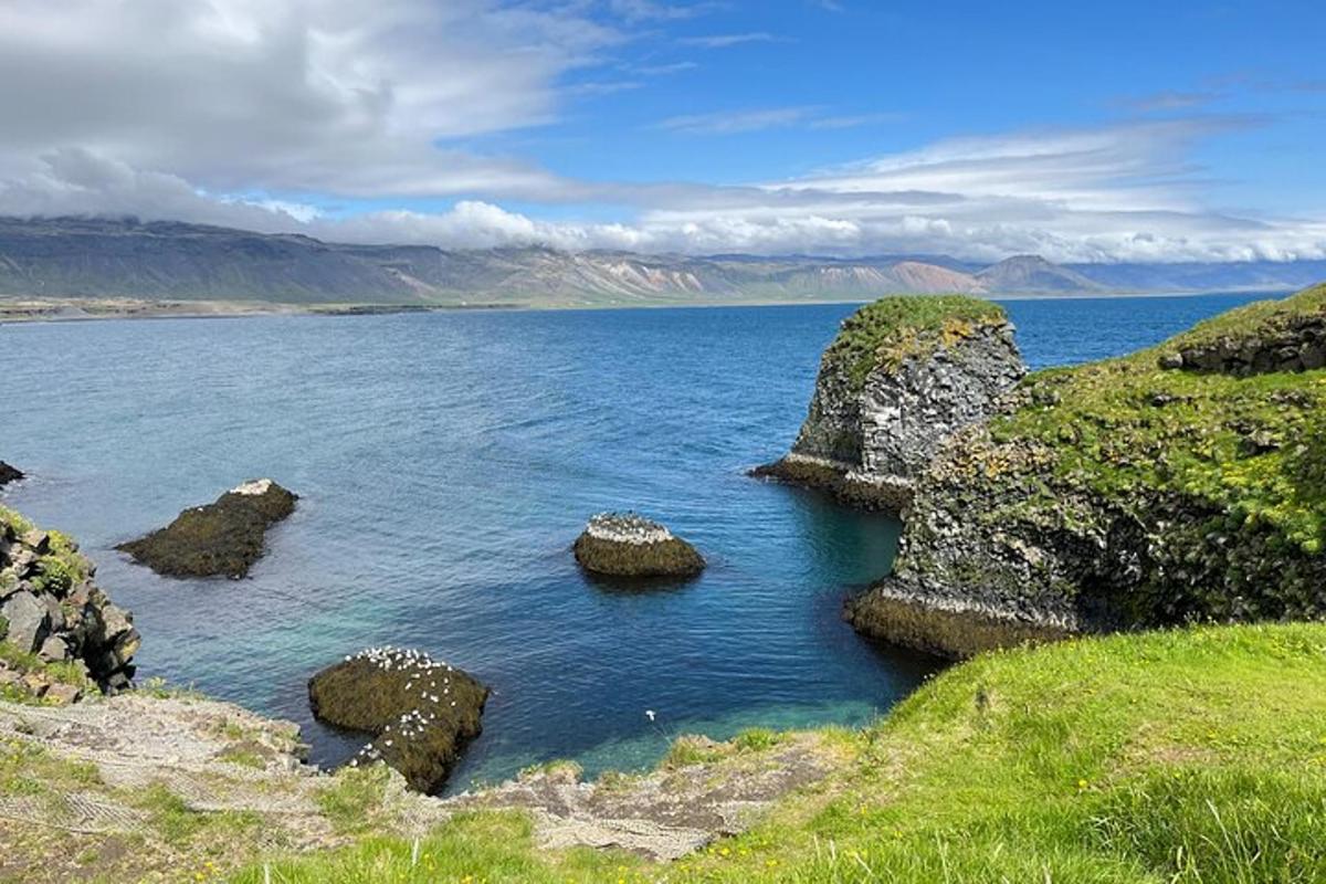un grande specchio d'acqua con rocce al suo interno