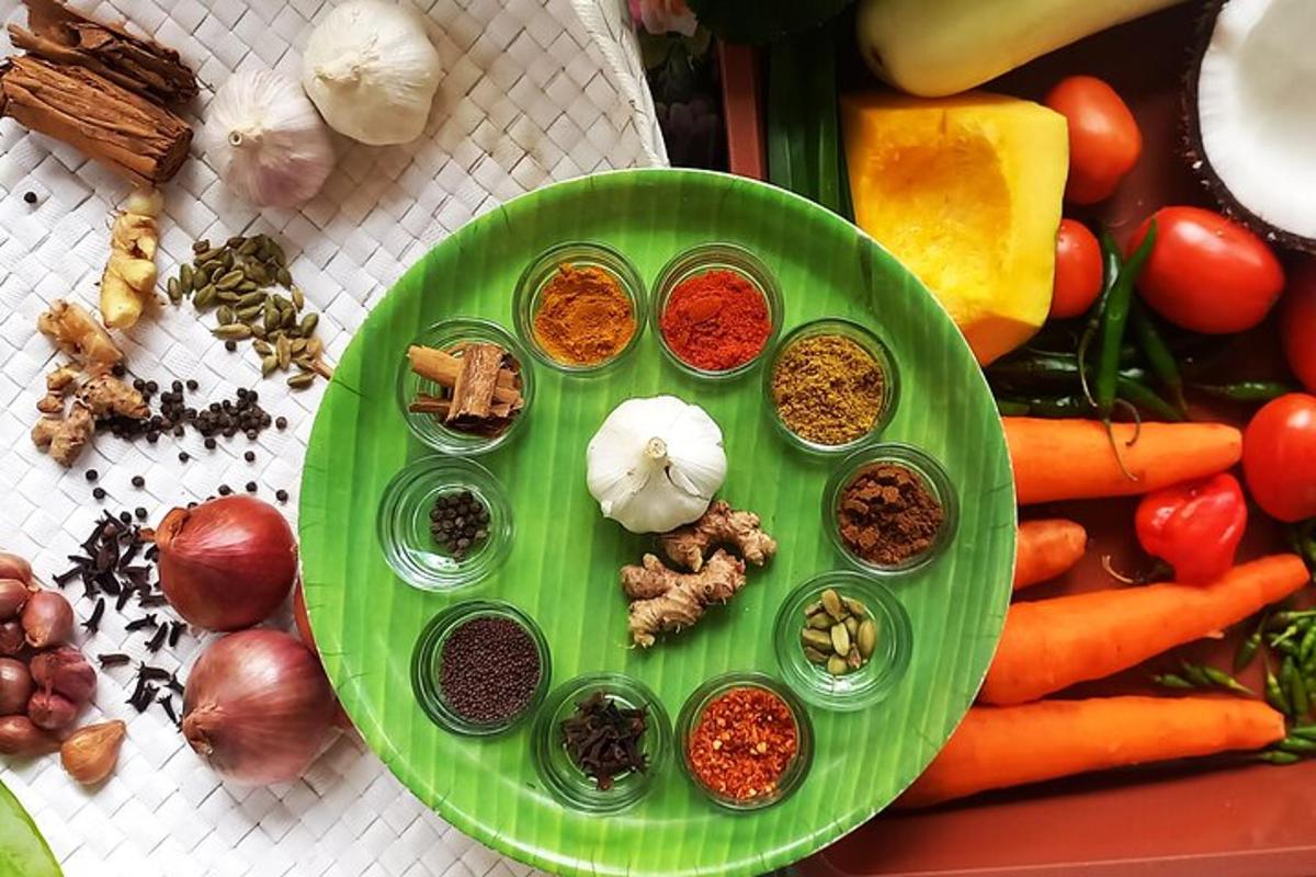 un piatto verde con diversi tipi di cibo sopra