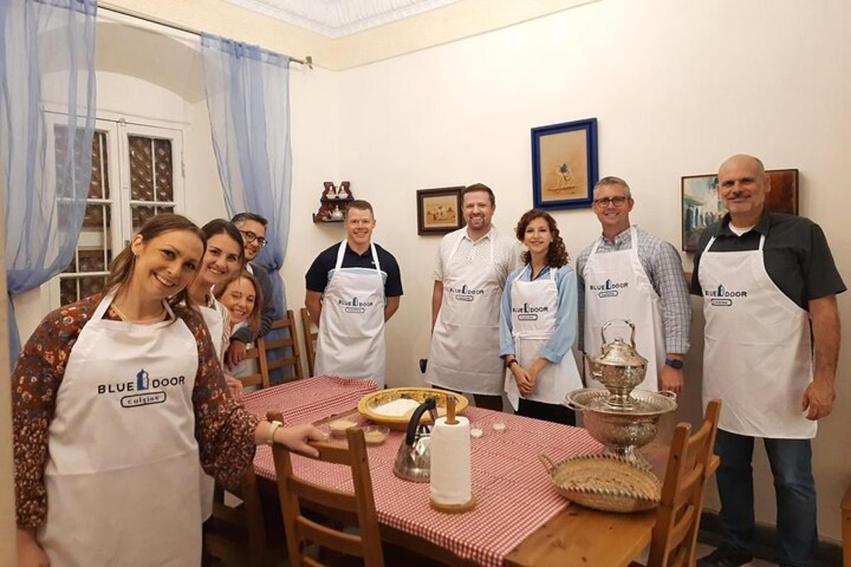 un gruppo di persone in piedi attorno a un tavolo in una cucina
