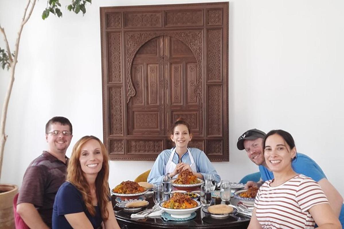 קבוצת אנשים יושבים סביב שולחן עם אוכל