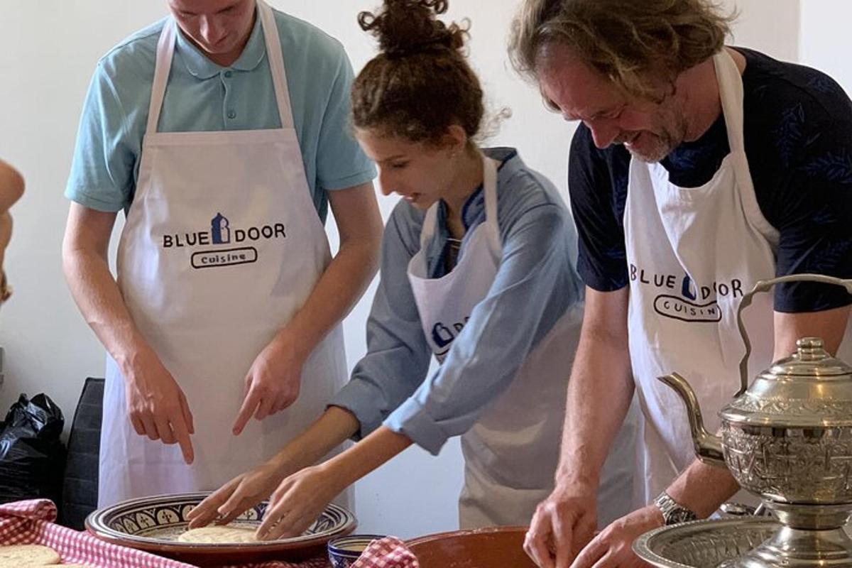 un gruppo di persone in cucina che preparano il cibo