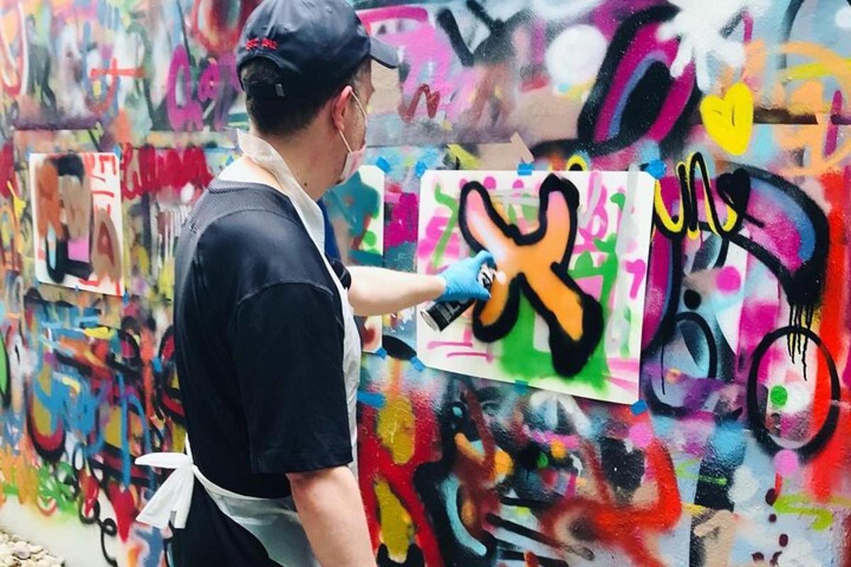 um homem está pintando uma parede com grafite