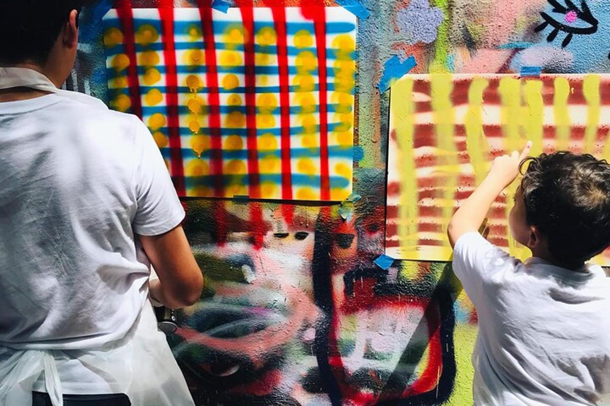 Una pareja mirando un cuadro en una pared.