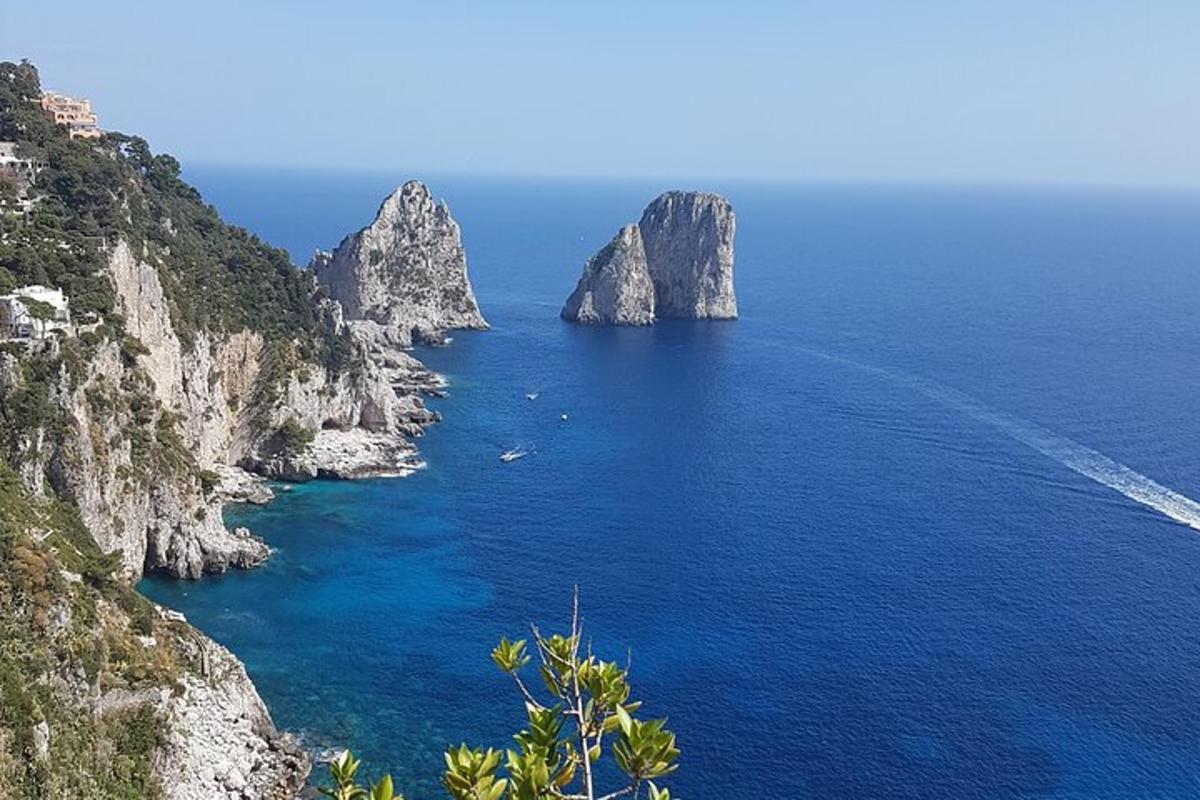 Pogled na amalfijsko obalo z apnenčastimi klifi