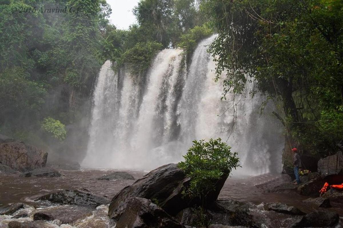 una cascada en medio de un río