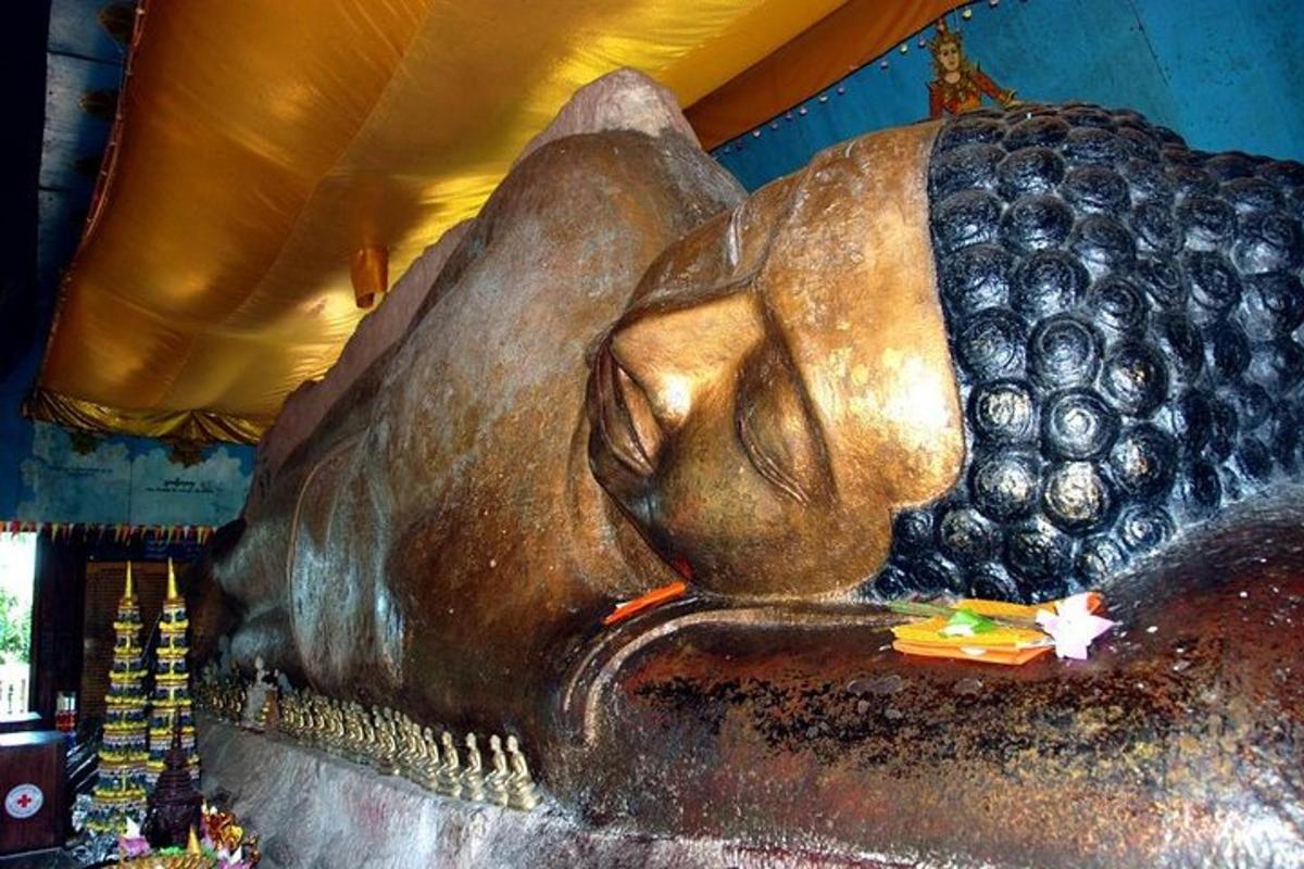 Una gran estatua de una mujer sentada en una cama.