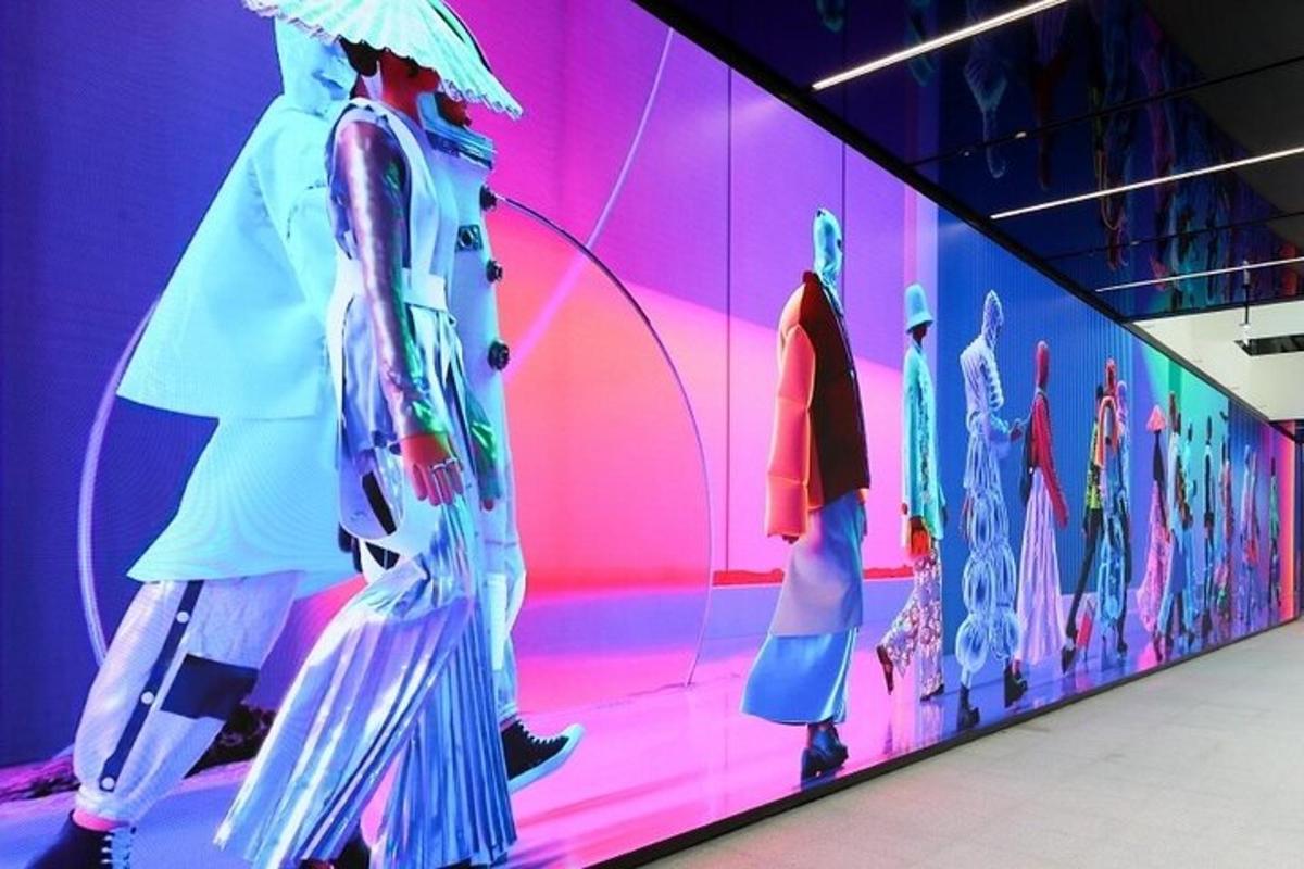 店内に展示されている衣服の陳列ケース