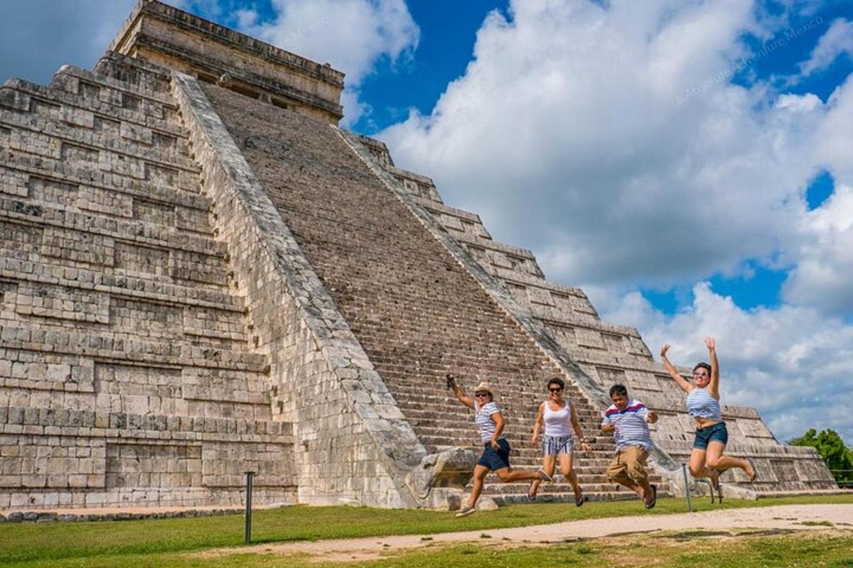 skupina lidí skákajících před pyramidou