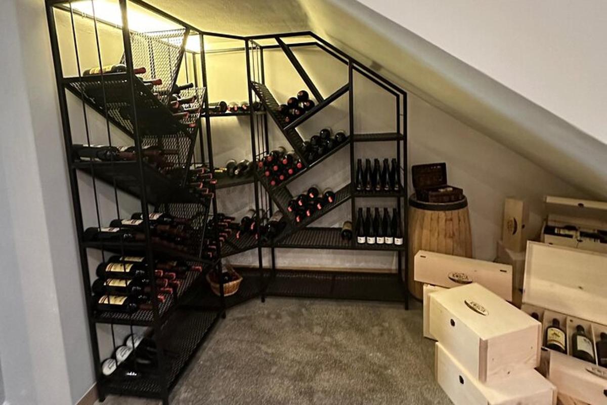 en vinkjeller med hyller med vinflasker