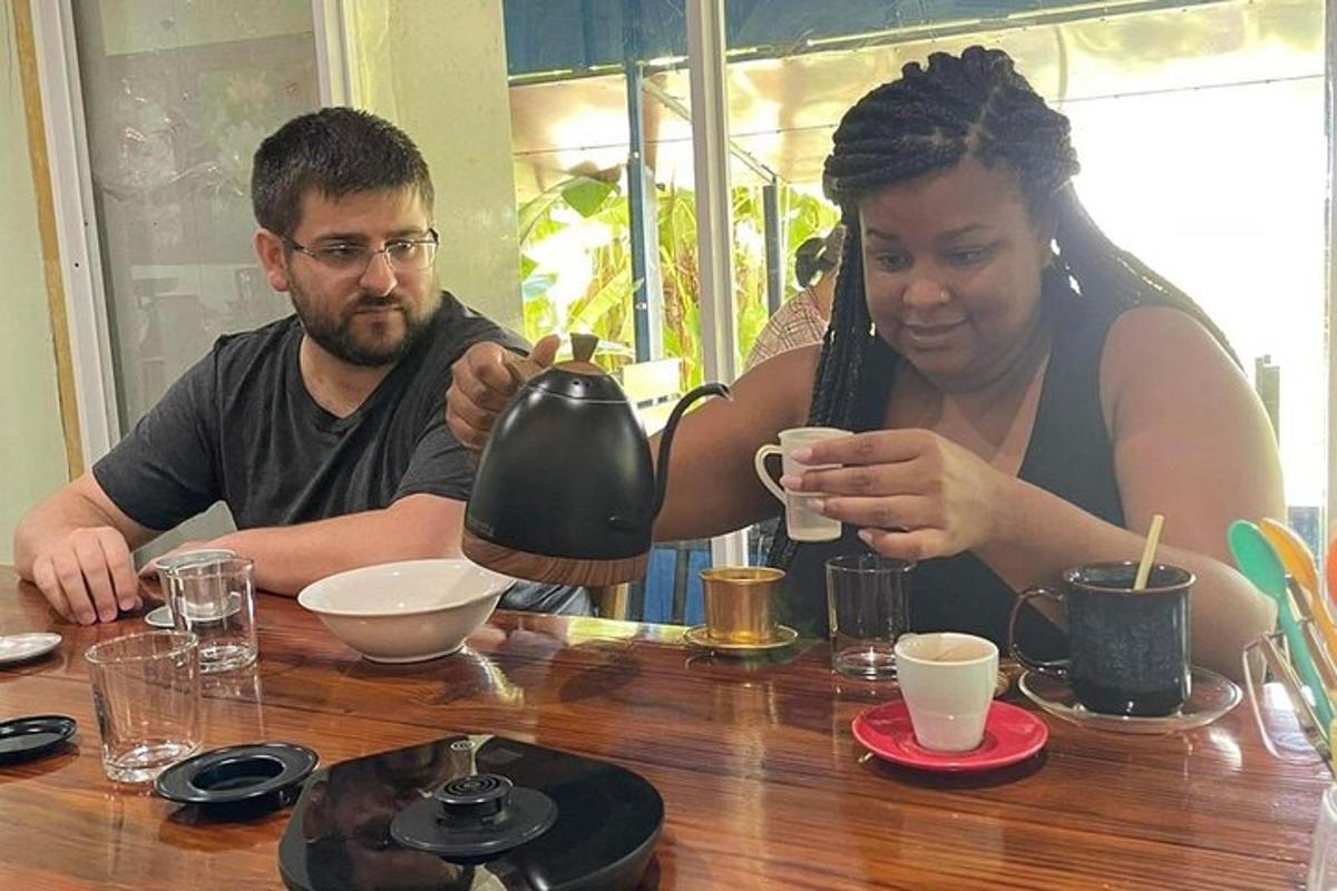 um homem e uma mulher sentados à mesa