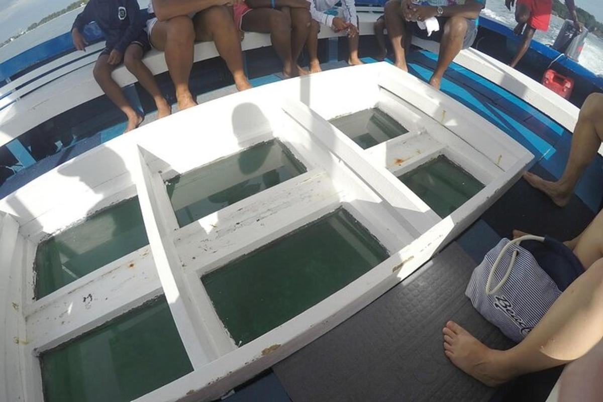 un grupo de personas sentadas en un barco